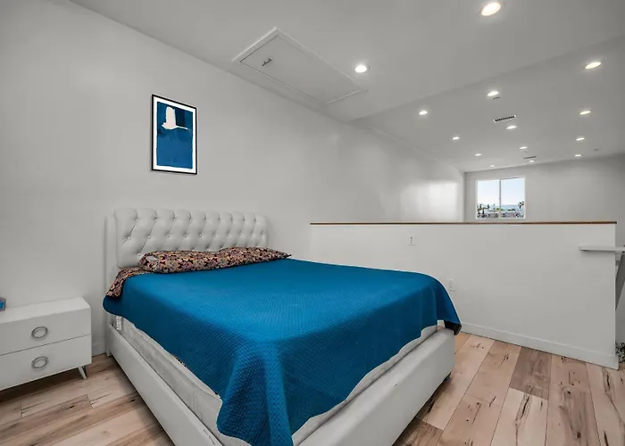 One-Bedroom Loft Retreat With Modern Kitchen & Central Ac In The Heart Of Hollywood