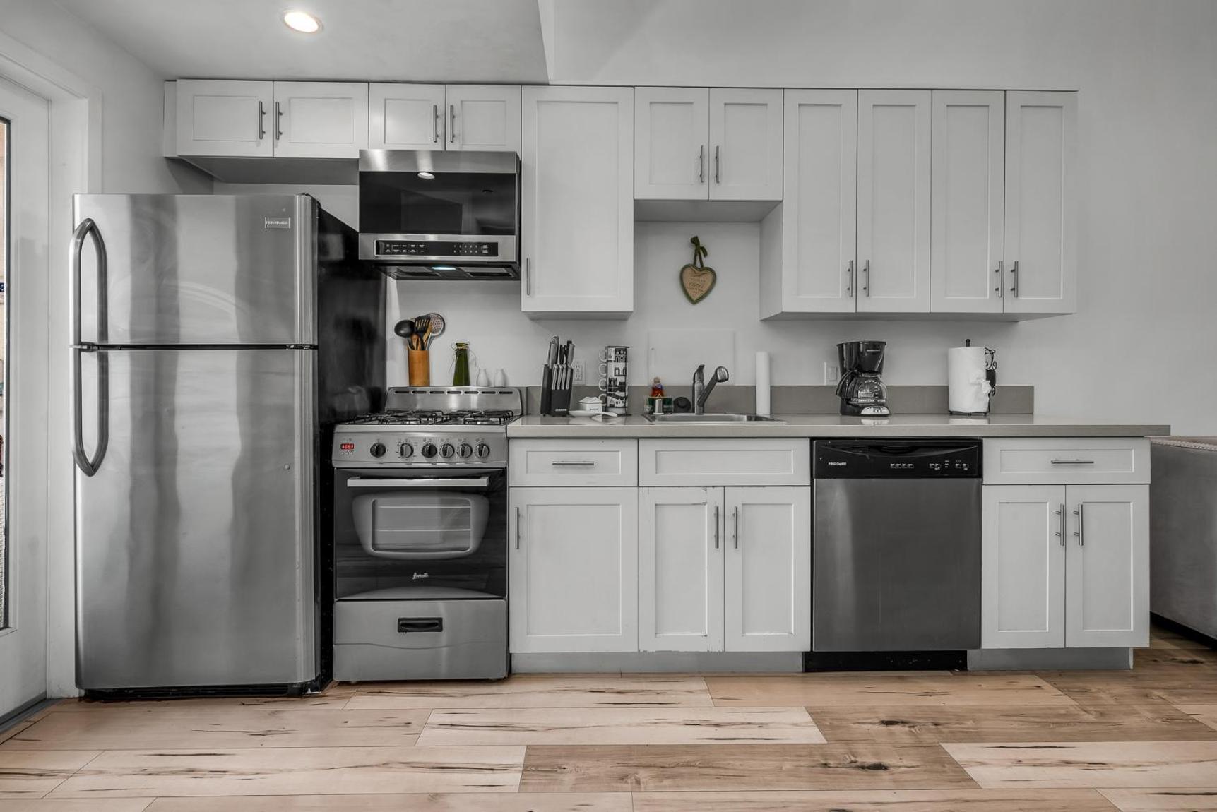 Appartamento One-bedroom Loft Retreat With Modern Kitchen & Ac In The Heart Of Hollywood
