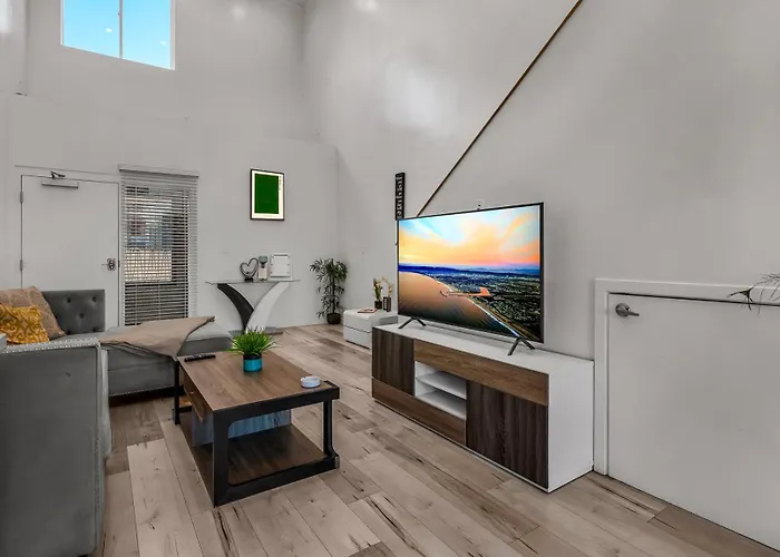 One-Bedroom Loft Retreat With Modern Kitchen & Central Ac In The Heart Of Hollywood