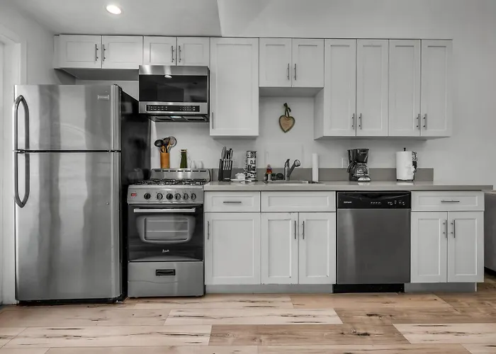 One-Bedroom Loft Retreat With Modern Kitchen & Central Ac In The Heart Of Hollywood